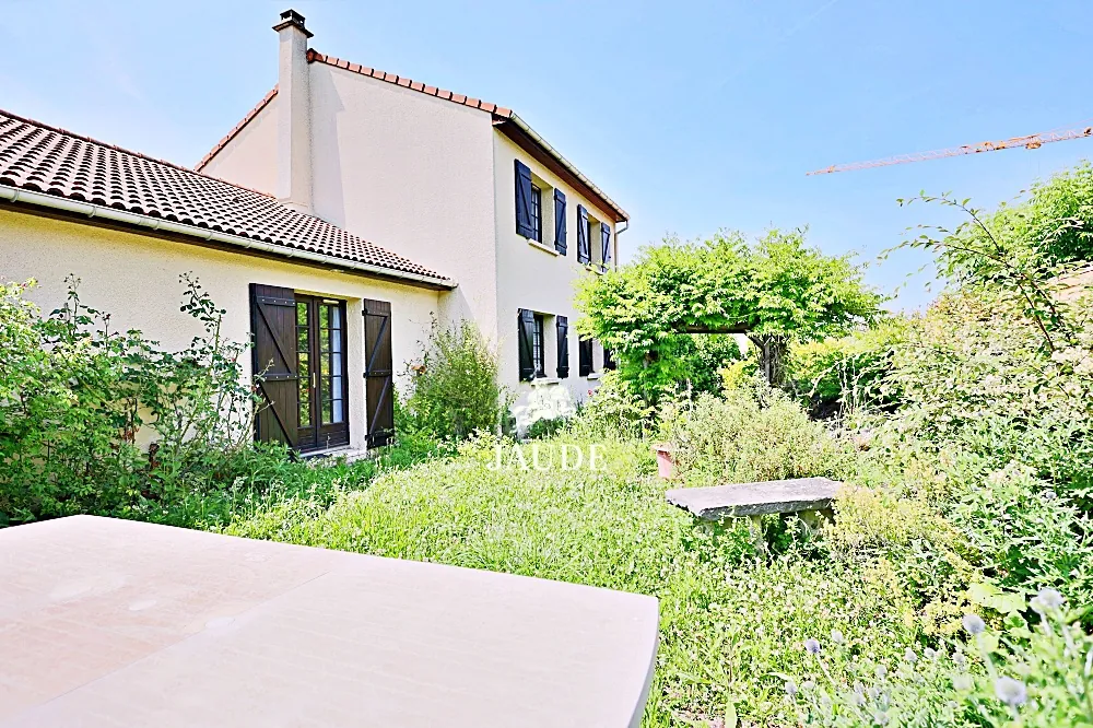 Maison à vendre à Mirefleurs avec grand jardin et potentiel de rénovation 