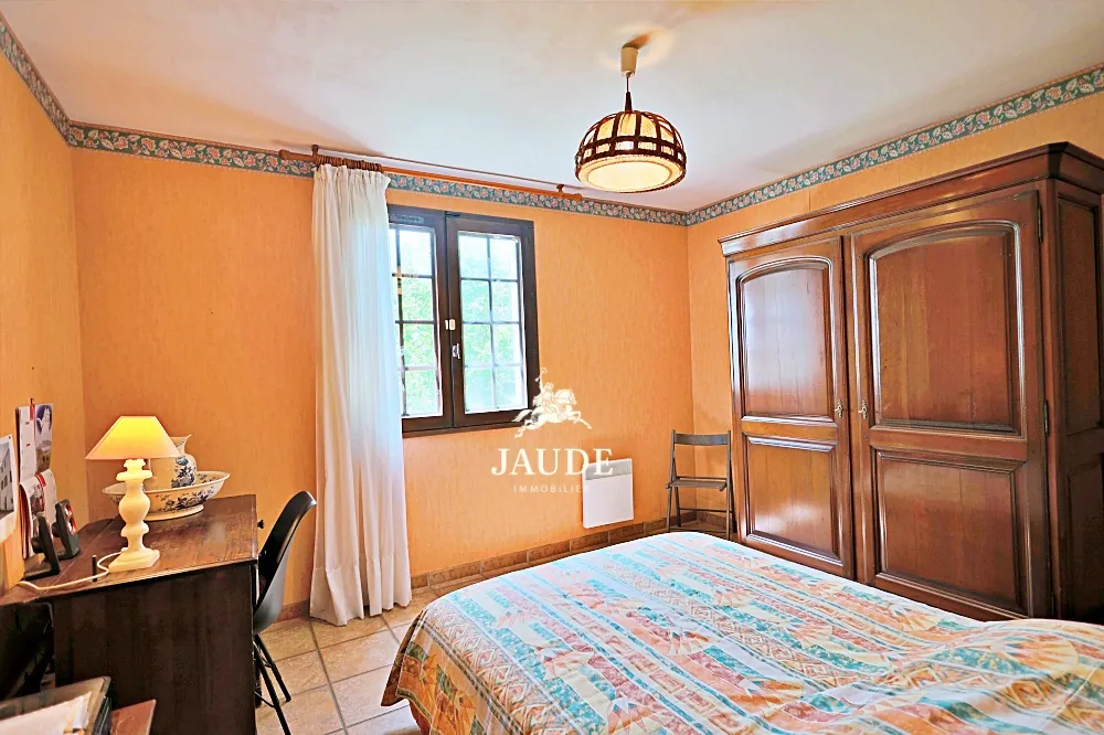 Maison à vendre à Mirefleurs avec grand jardin et potentiel de rénovation 