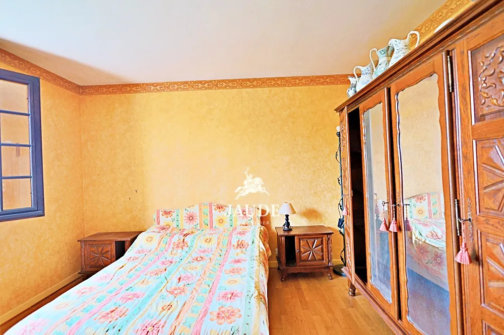 Maison à vendre à Mirefleurs avec grand jardin et potentiel de rénovation 