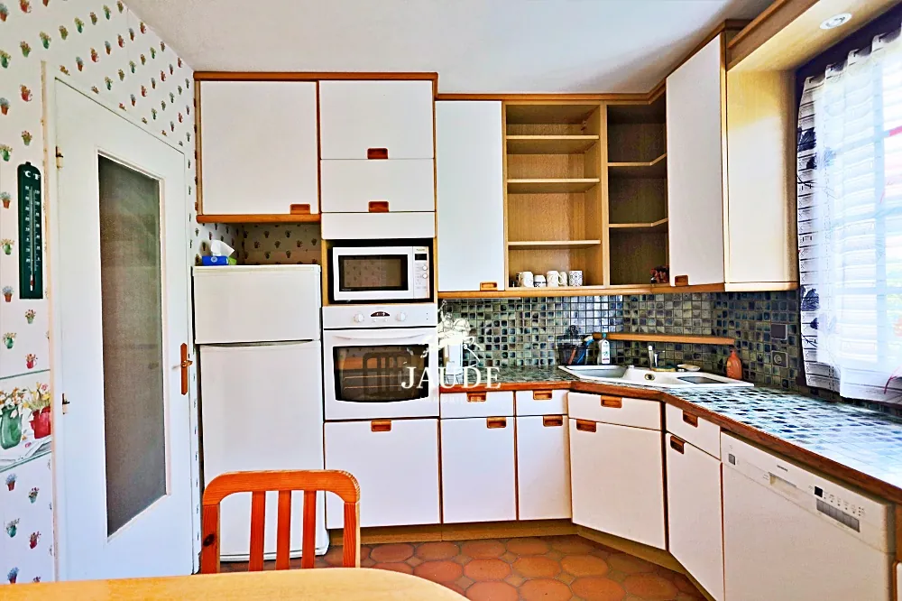 Maison à vendre à Mirefleurs avec grand jardin et potentiel de rénovation 