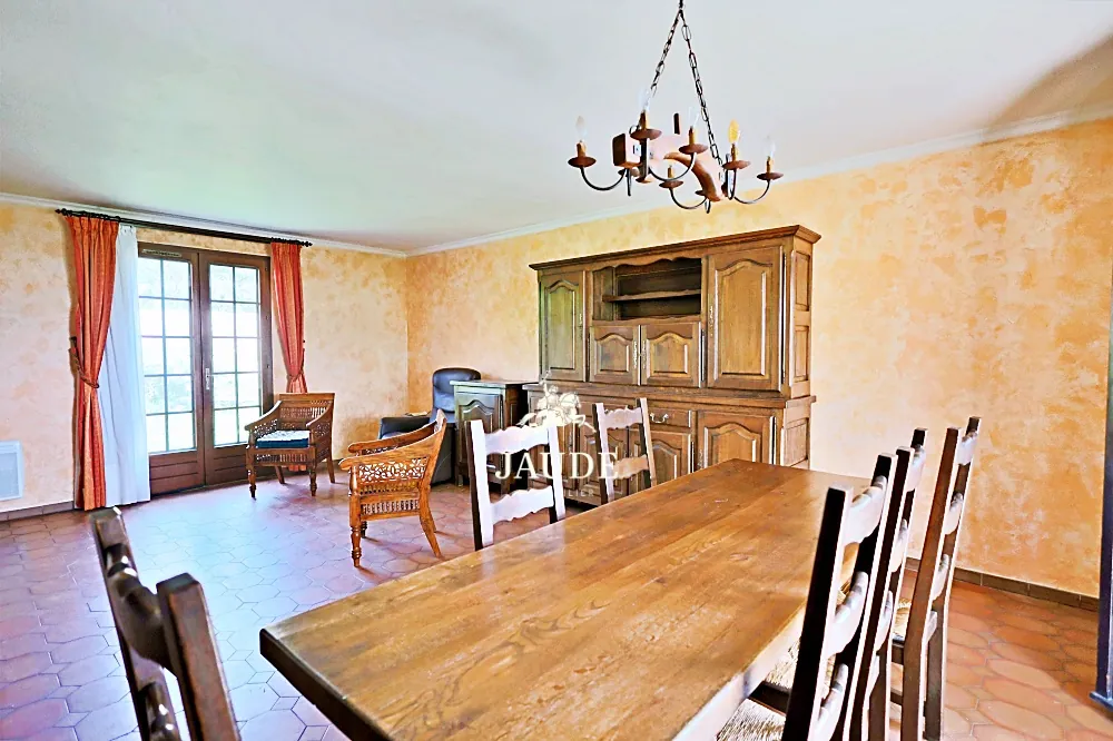 Maison à vendre à Mirefleurs avec grand jardin et potentiel de rénovation 