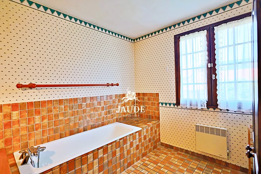 Maison à vendre à Mirefleurs avec grand jardin et potentiel de rénovation 