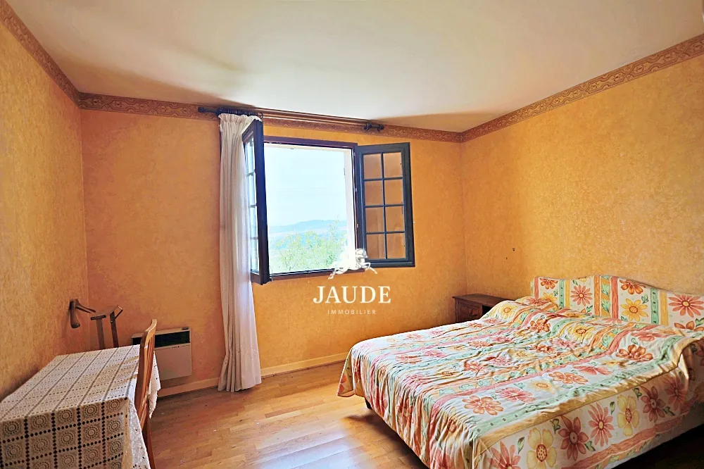 Maison à vendre à Mirefleurs avec grand jardin et potentiel de rénovation 