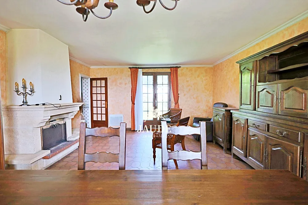 Maison à vendre à Mirefleurs avec grand jardin et potentiel de rénovation 