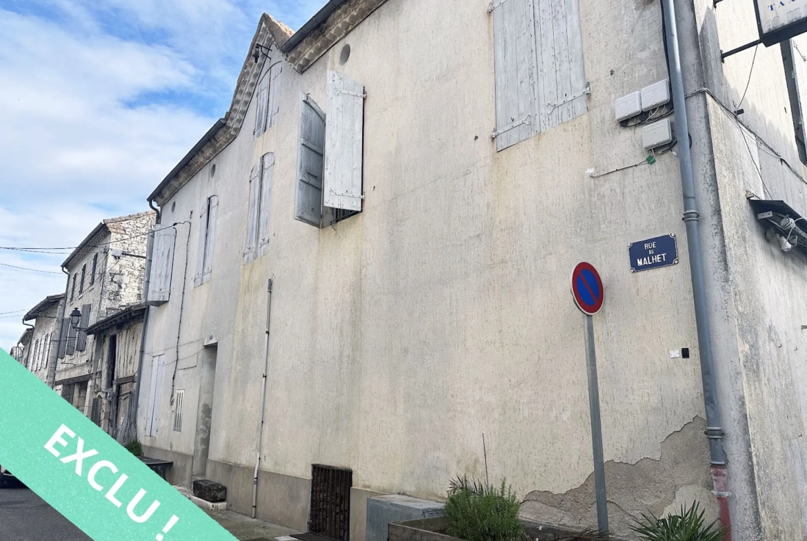 Immeuble à Saint-Clar avec locaux commerciaux et appartement à rénover 