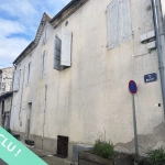 Immeuble à Saint-Clar avec locaux commerciaux et appartement à rénover