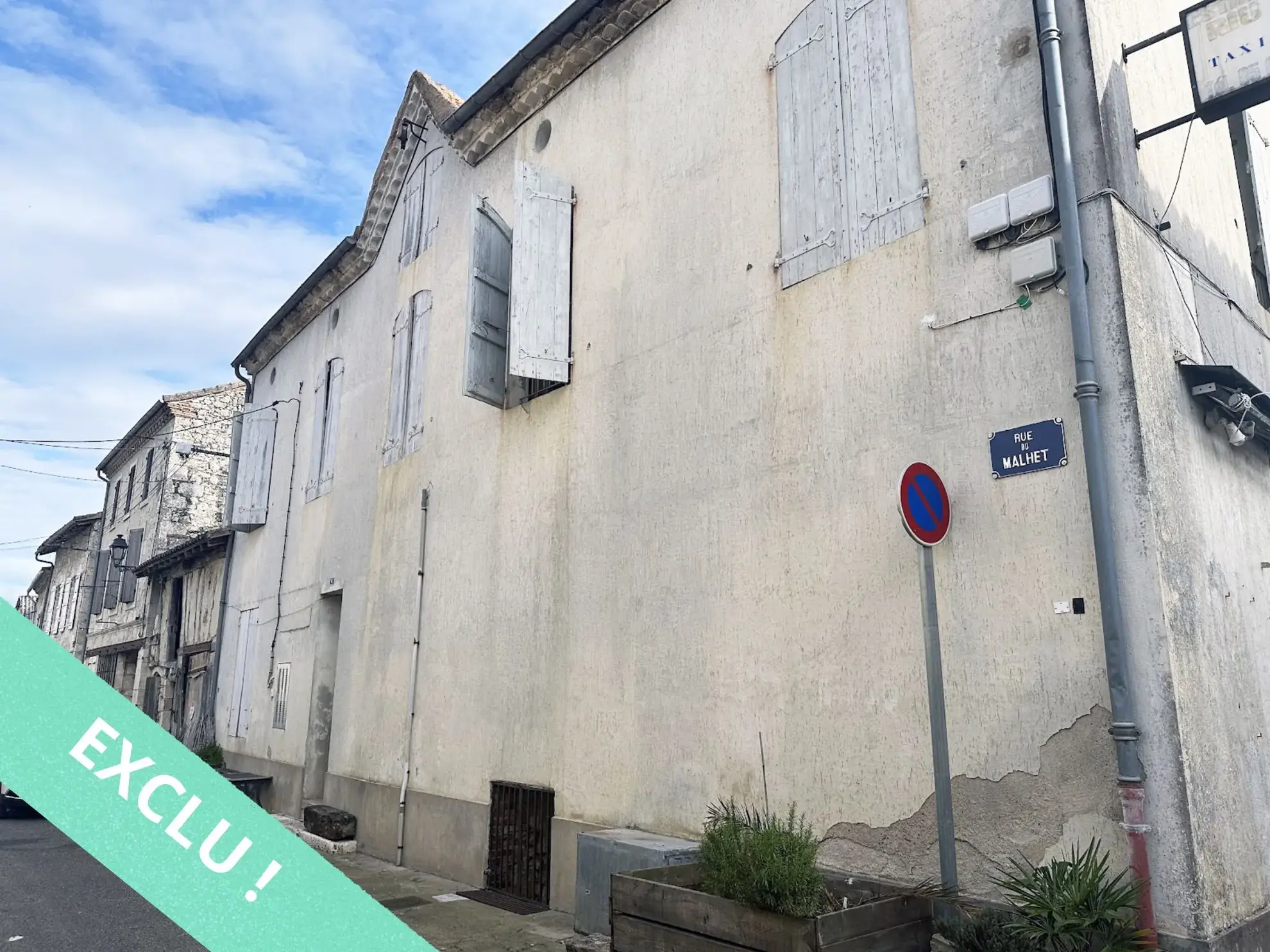 Immeuble à Saint-Clar avec locaux commerciaux et appartement à rénover 