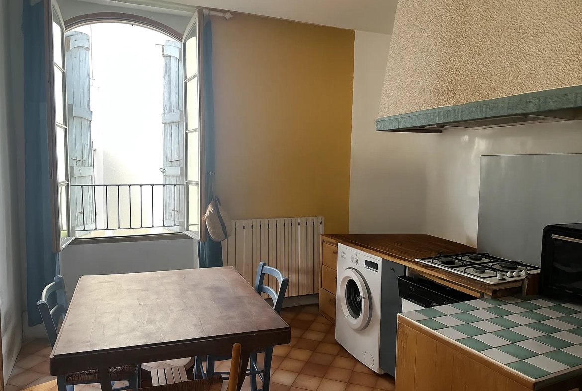 Immeuble à Saint-Clar avec locaux commerciaux et appartement à rénover 