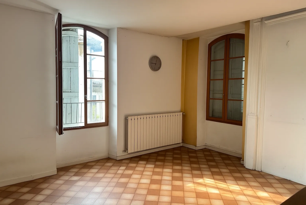 Immeuble à Saint-Clar avec locaux commerciaux et appartement à rénover 