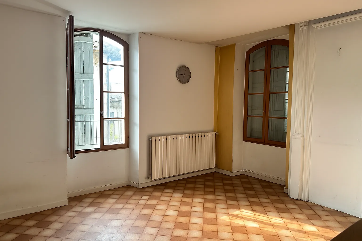 Immeuble à Saint-Clar avec locaux commerciaux et appartement à rénover 