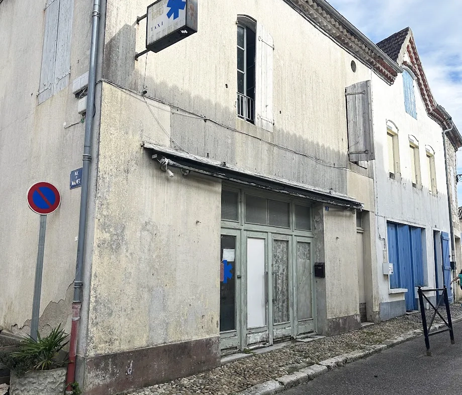 Immeuble à Saint-Clar avec locaux commerciaux et appartement à rénover 