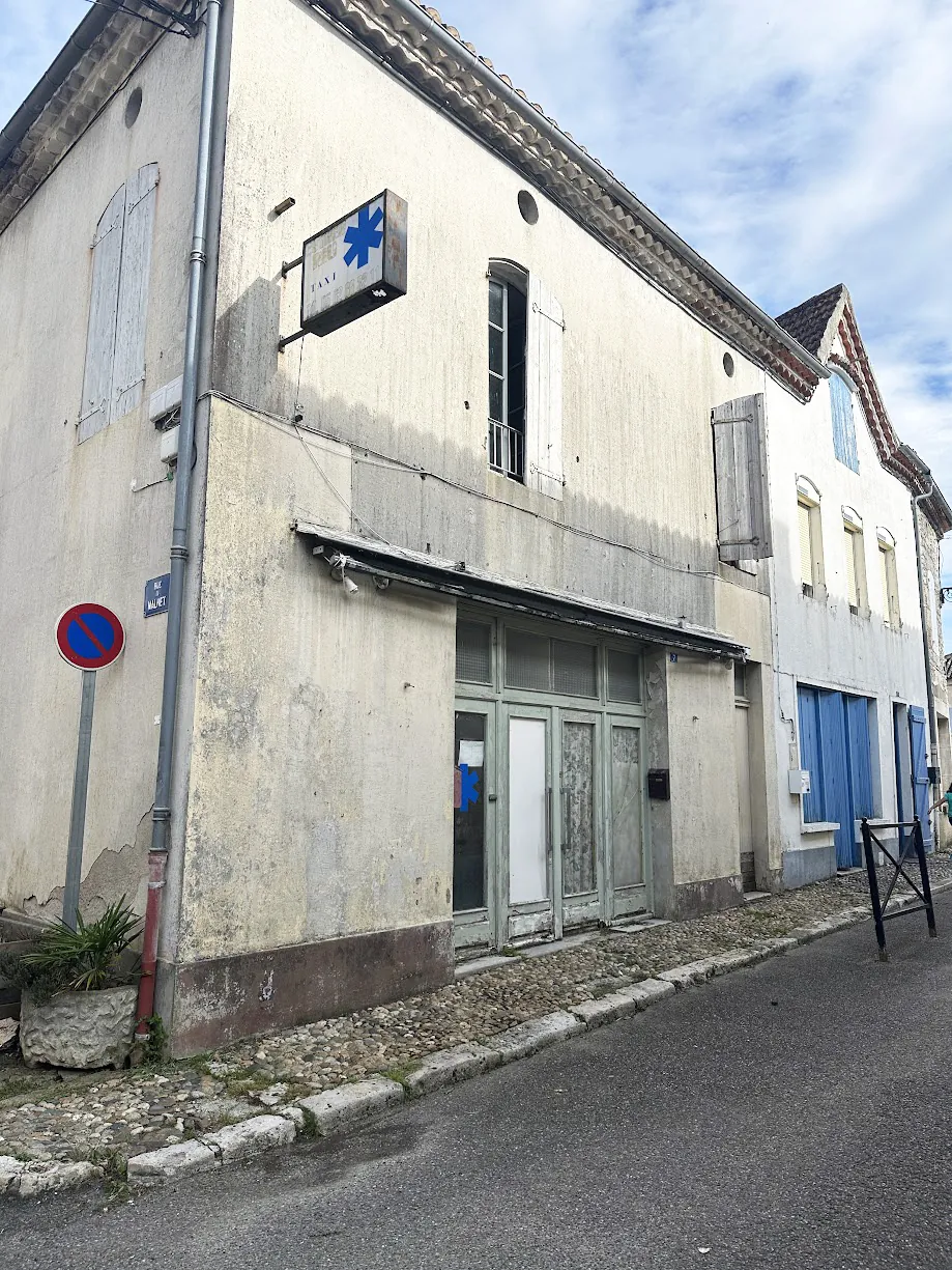 Immeuble à Saint-Clar avec locaux commerciaux et appartement à rénover 