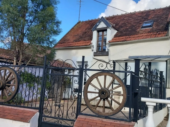 Maison de campagne meublée à Clamecy - 2 chambres, cour et terrasse, prêt à habiter