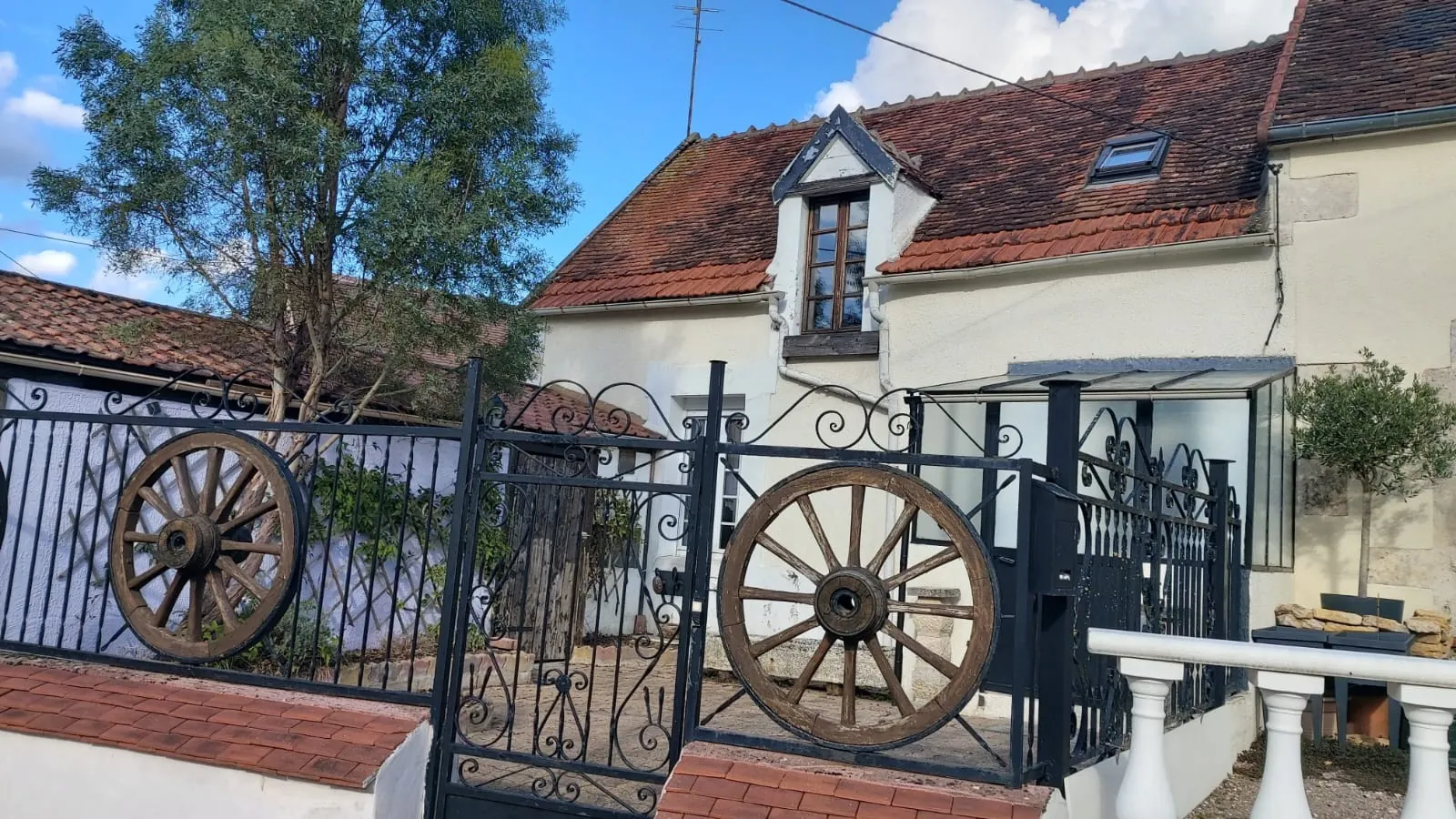 Maison de campagne meublée à Clamecy - 2 chambres, cour et terrasse, prêt à habiter 