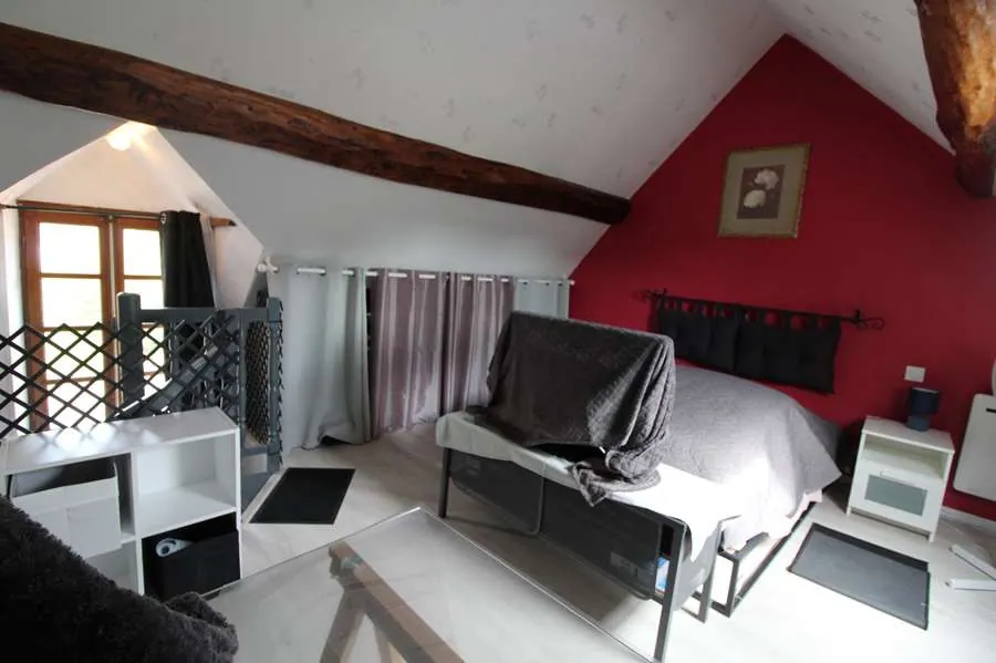 Maison de campagne meublée à Clamecy - 2 chambres, cour et terrasse, prêt à habiter 