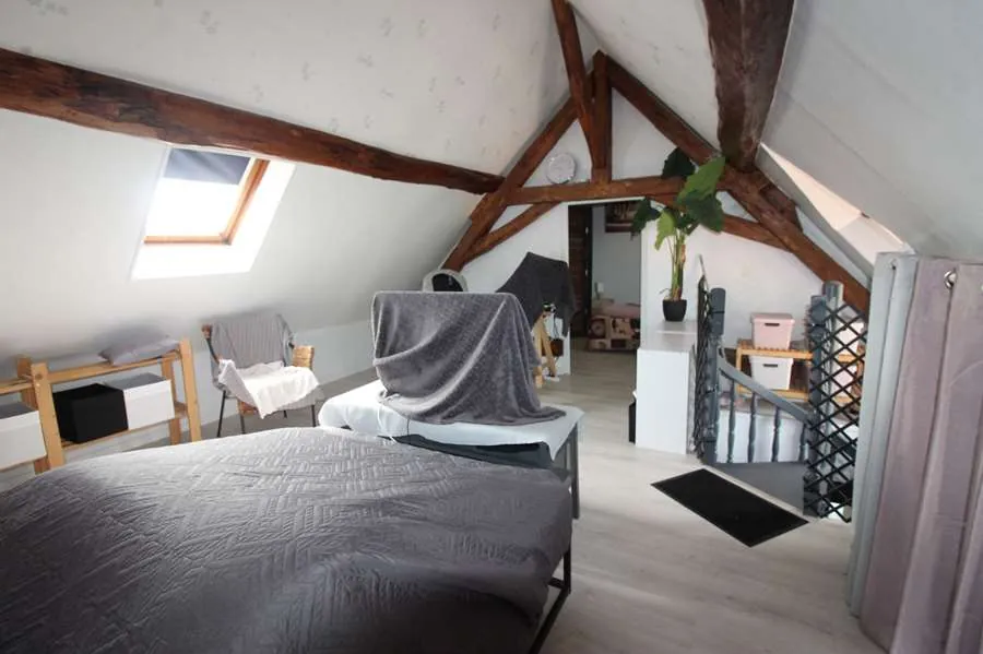 Maison de campagne meublée à Clamecy - 2 chambres, cour et terrasse, prêt à habiter 