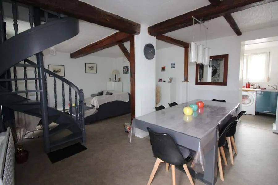 Maison de campagne meublée à Clamecy - 2 chambres, cour et terrasse, prêt à habiter 