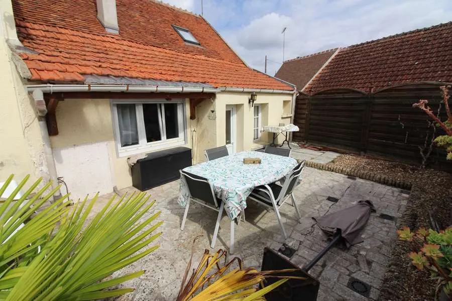 Maison de campagne meublée à Clamecy - 2 chambres, cour et terrasse, prêt à habiter 