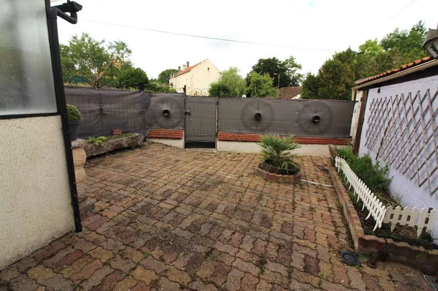 Maison de campagne meublée à Clamecy - 2 chambres, cour et terrasse, prêt à habiter 
