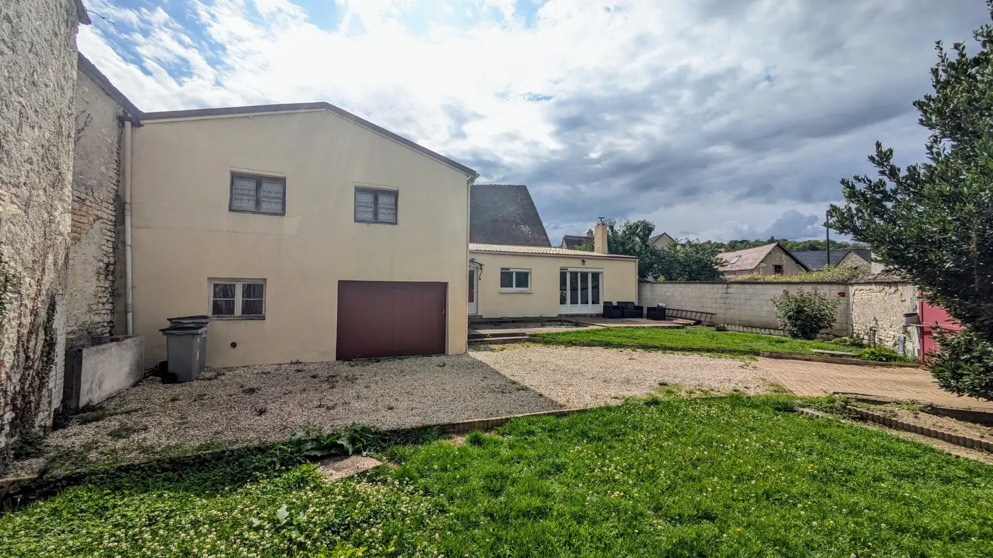 Maison de village avec dépendance et jardin clos à Bassou en Bourgogne 