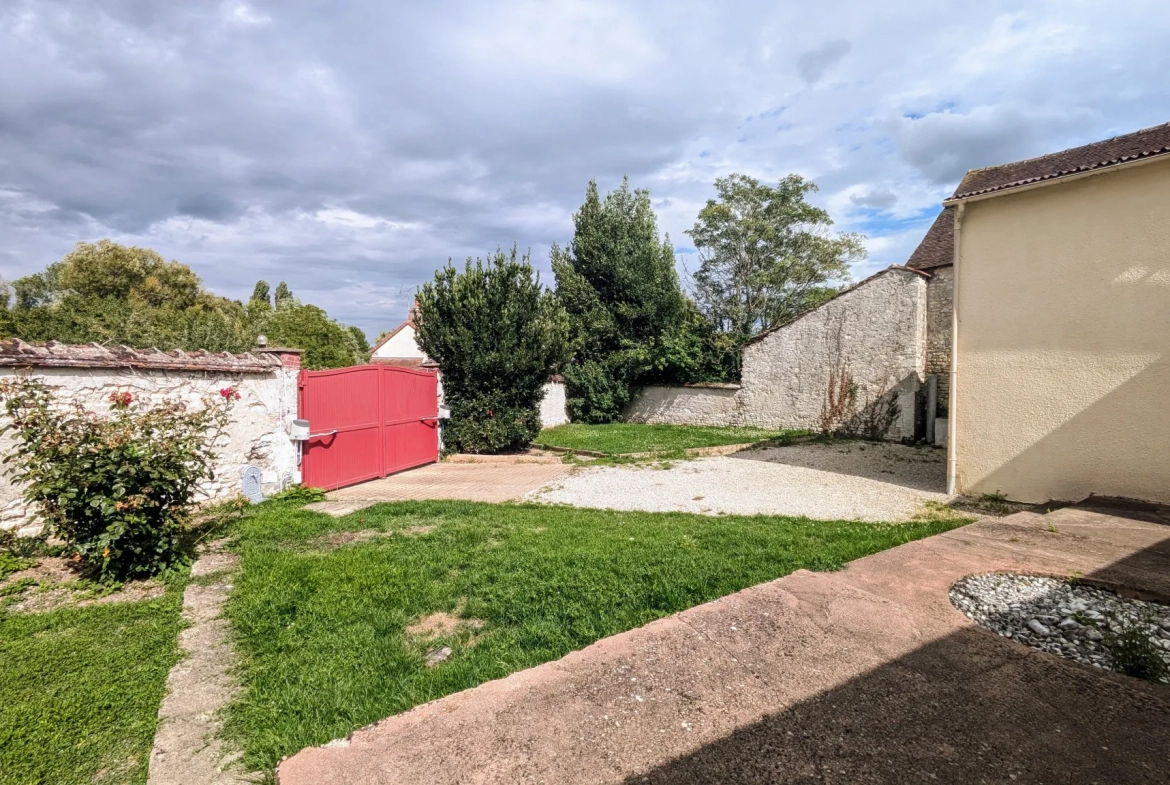 Maison de village avec dépendance et jardin clos à Bassou en Bourgogne 
