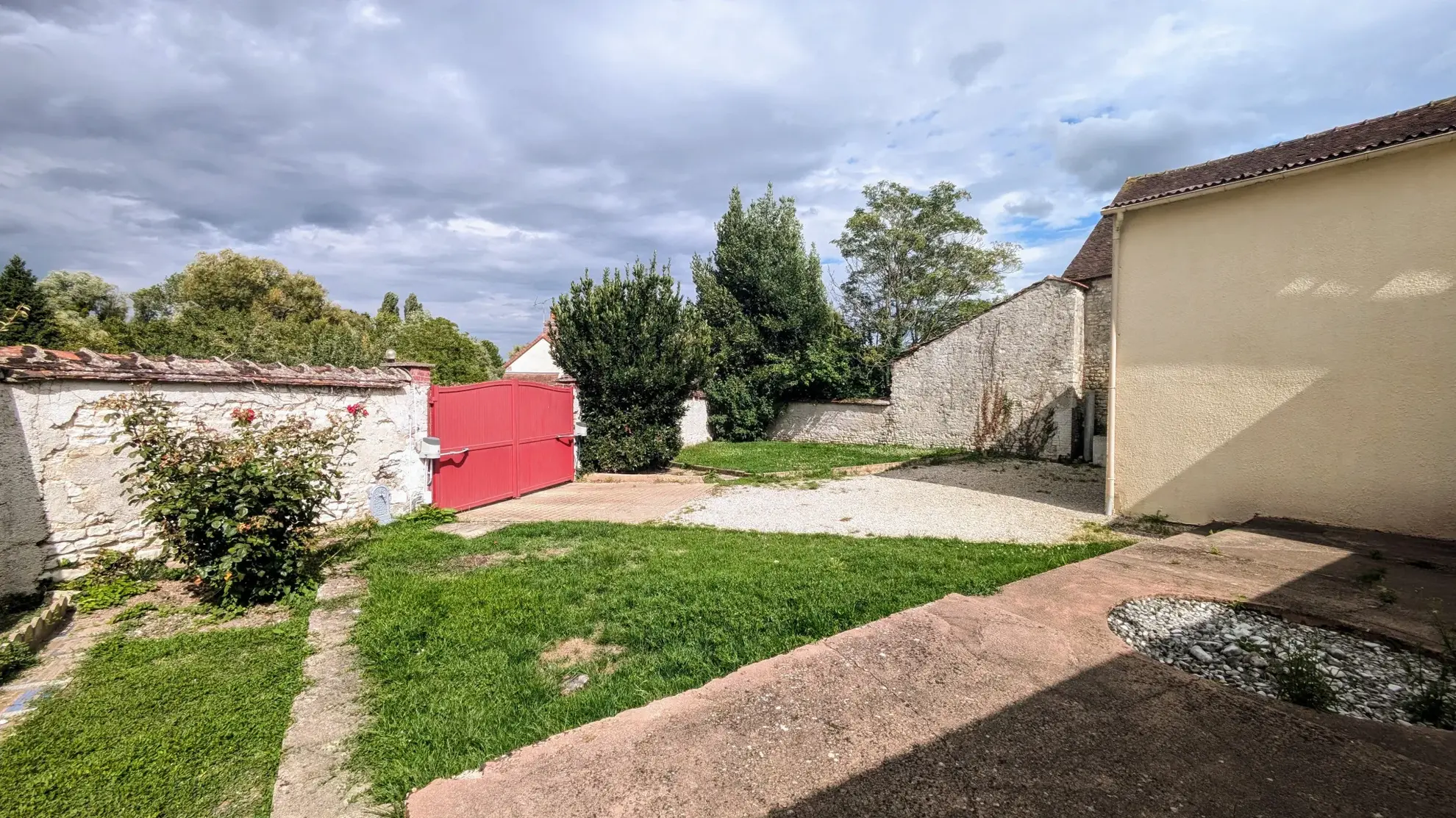 Maison de village avec dépendance et jardin clos à Bassou en Bourgogne 