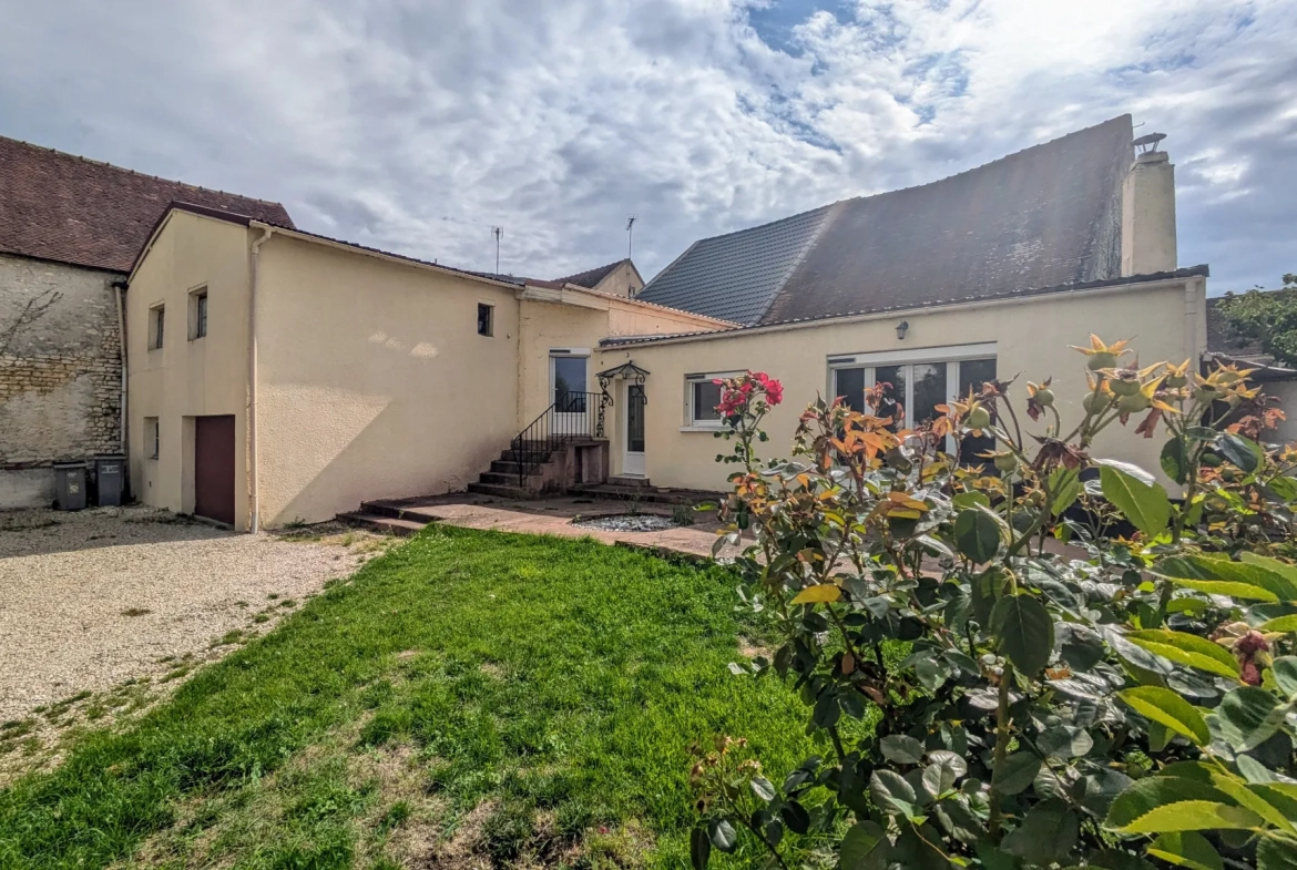 Maison de village avec dépendance et jardin clos à Bassou en Bourgogne 
