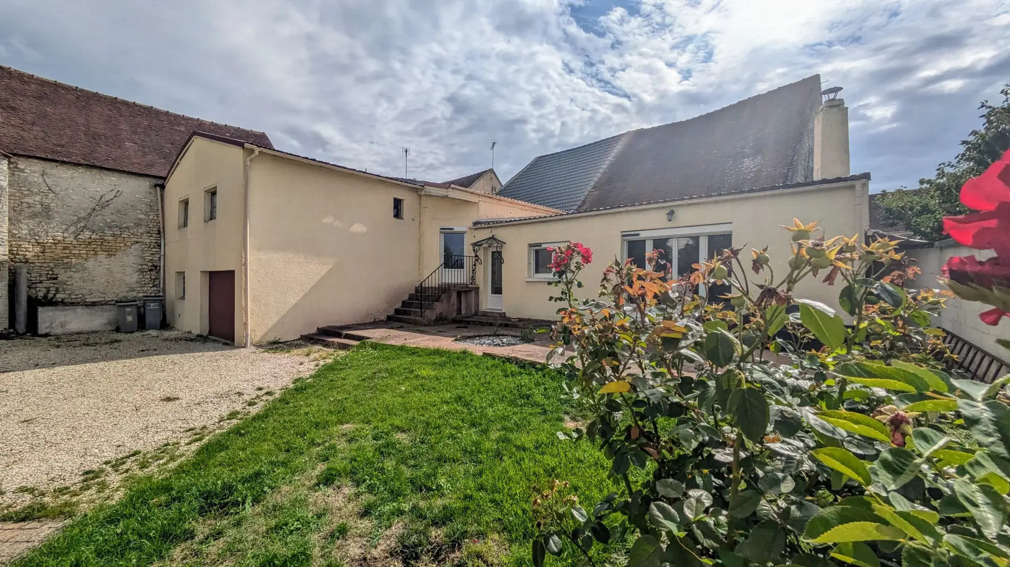 Maison de village avec dépendance et jardin clos à Bassou en Bourgogne 