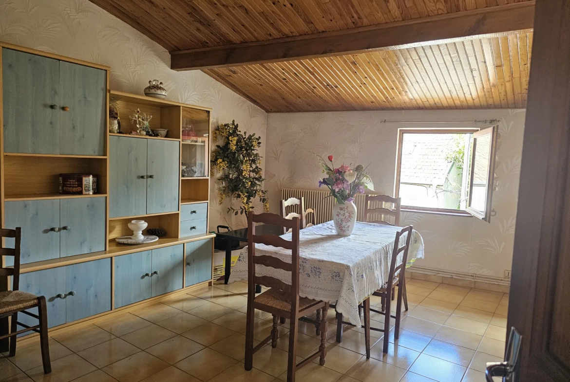 Spacieuse maison de village à Novéant-Sur-Moselle avec terrasse et 7 chambres 