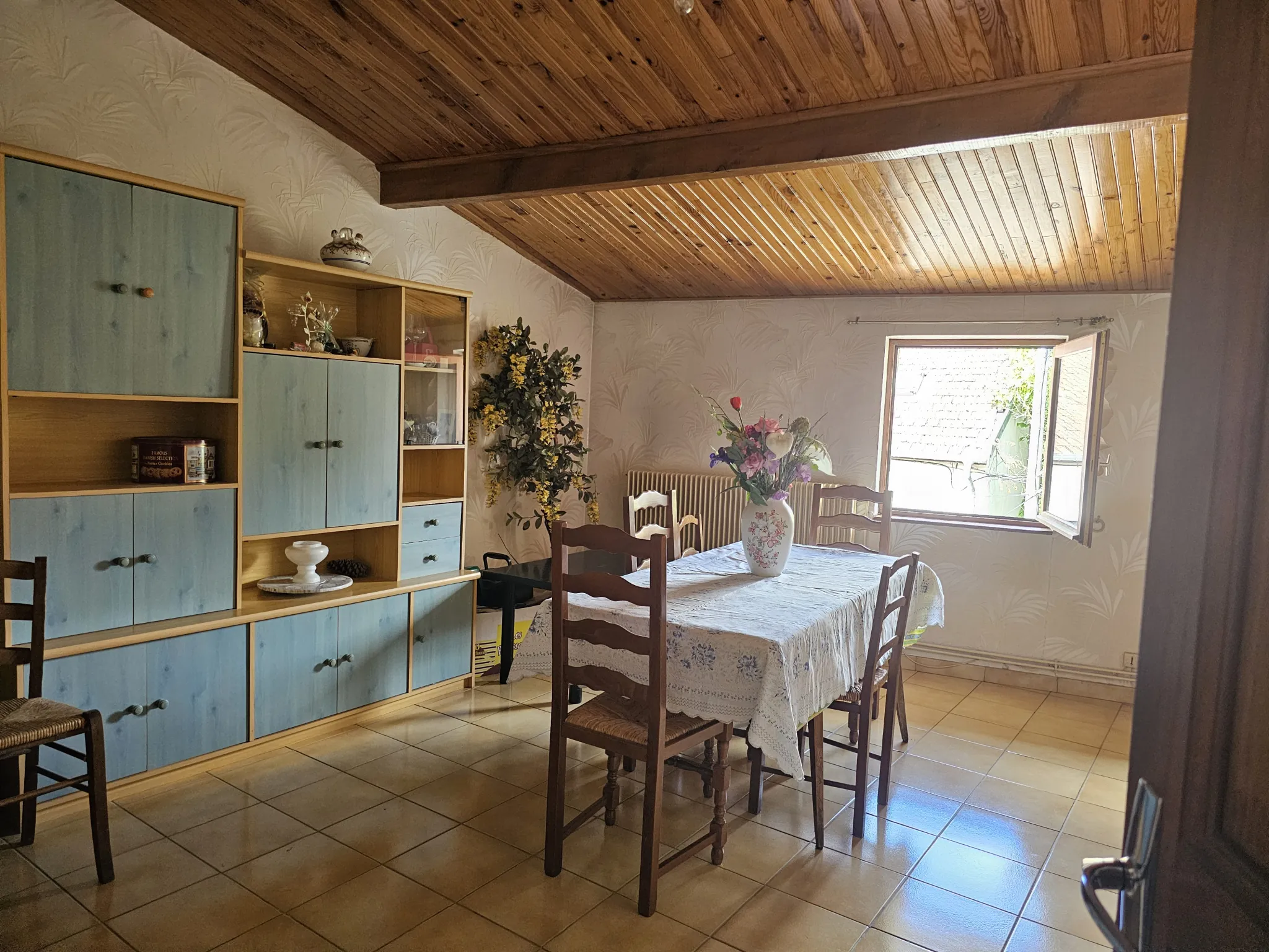 Spacieuse maison de village à Novéant-Sur-Moselle avec terrasse et 7 chambres 