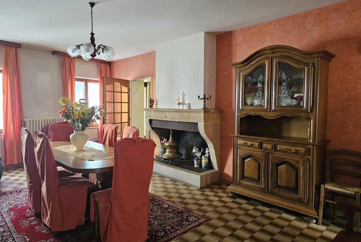Spacieuse maison de village à Novéant-Sur-Moselle avec terrasse et 7 chambres 