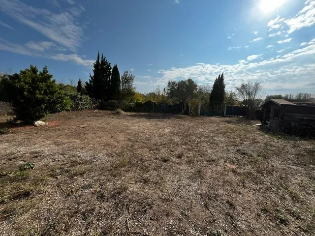 Terrain de loisir de 865 m² à Canet-en-Roussillon avec forage et clôture 