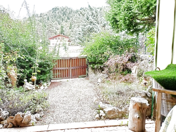 Maison jumelée d'angle avec jardin à Andon, vue sur l'Audibergue