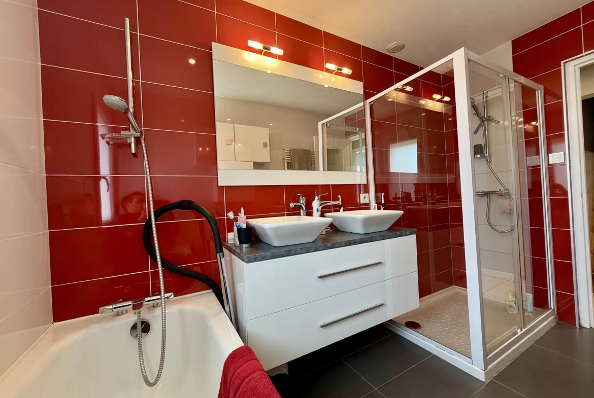 Maison familiale de 130 m² à Libourne avec piscine et extérieur arboré 