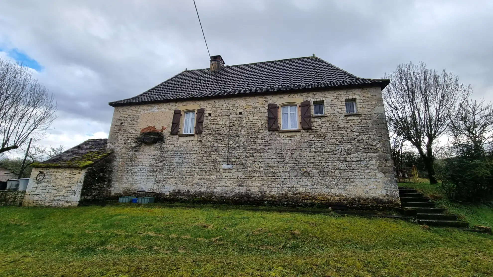 Domaine en pierre à proximité de Cahors avec potentiel exceptionnel 