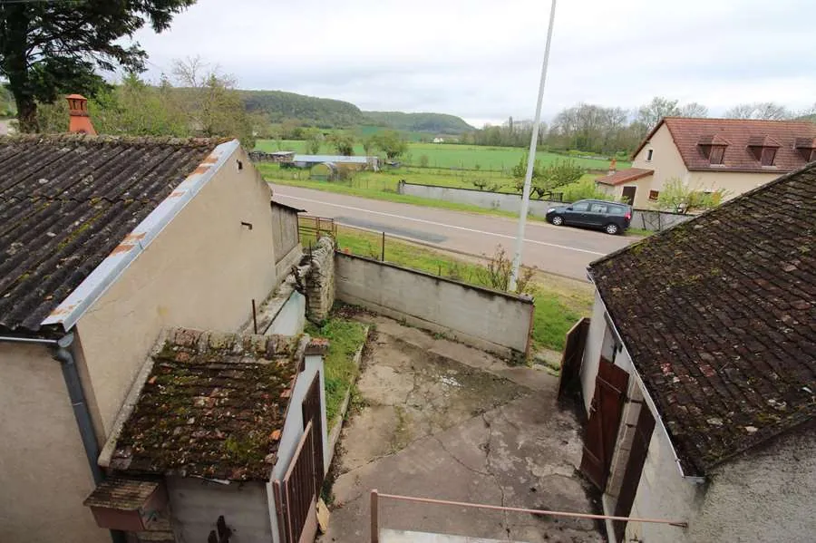 Maison en pierre à Dornecy avec jardin, dépendances et 3 chambres 