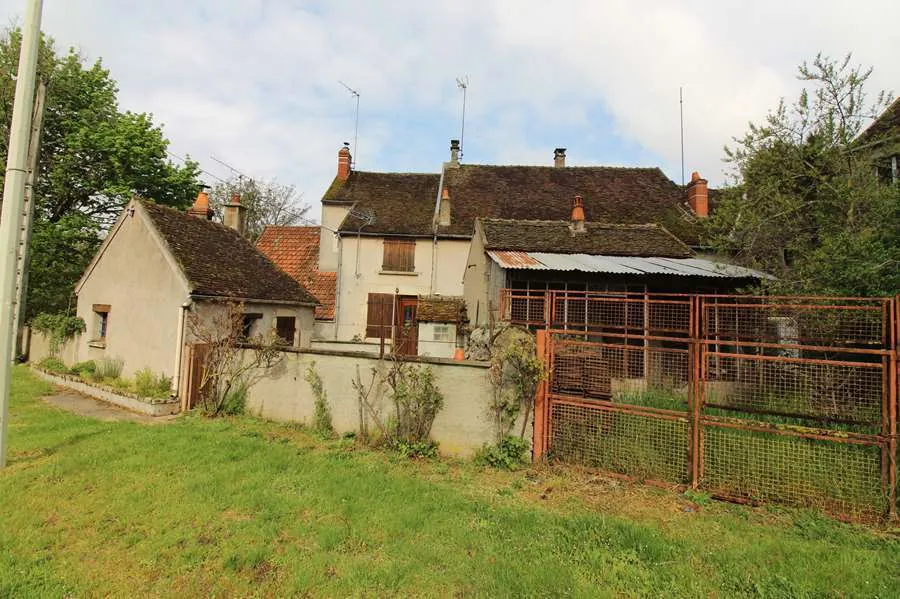 Maison en pierre à Dornecy avec jardin, dépendances et 3 chambres 