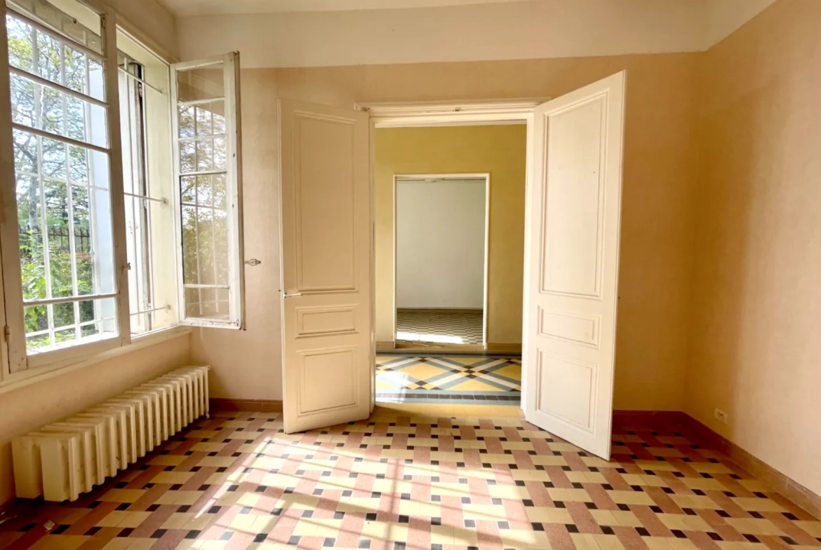 Appartement 4 pièces avec jardin à Montpellier Beaux-Arts, à rénover, parking, proche commodités 