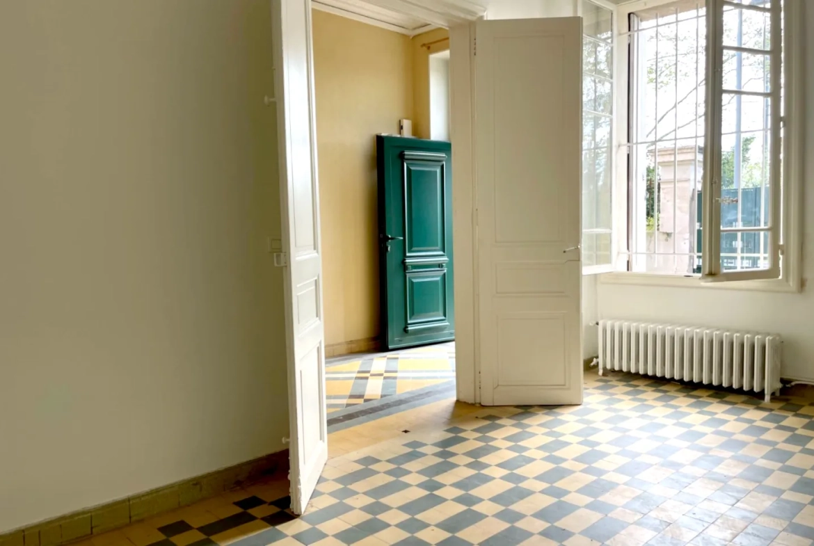 Appartement 4 pièces avec jardin à Montpellier Beaux-Arts, à rénover, parking, proche commodités 