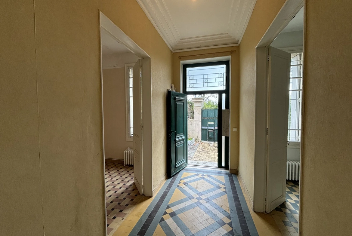 Appartement 4 pièces avec jardin à Montpellier Beaux-Arts, à rénover, parking, proche commodités 