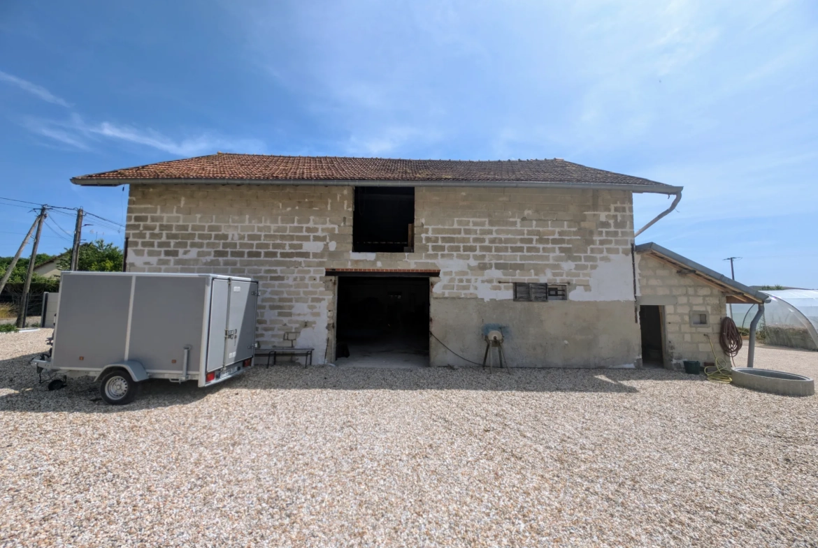Maison rénovée de 204 m² avec 4 chambres et grand terrain à Charmont-sous-Barbuise 