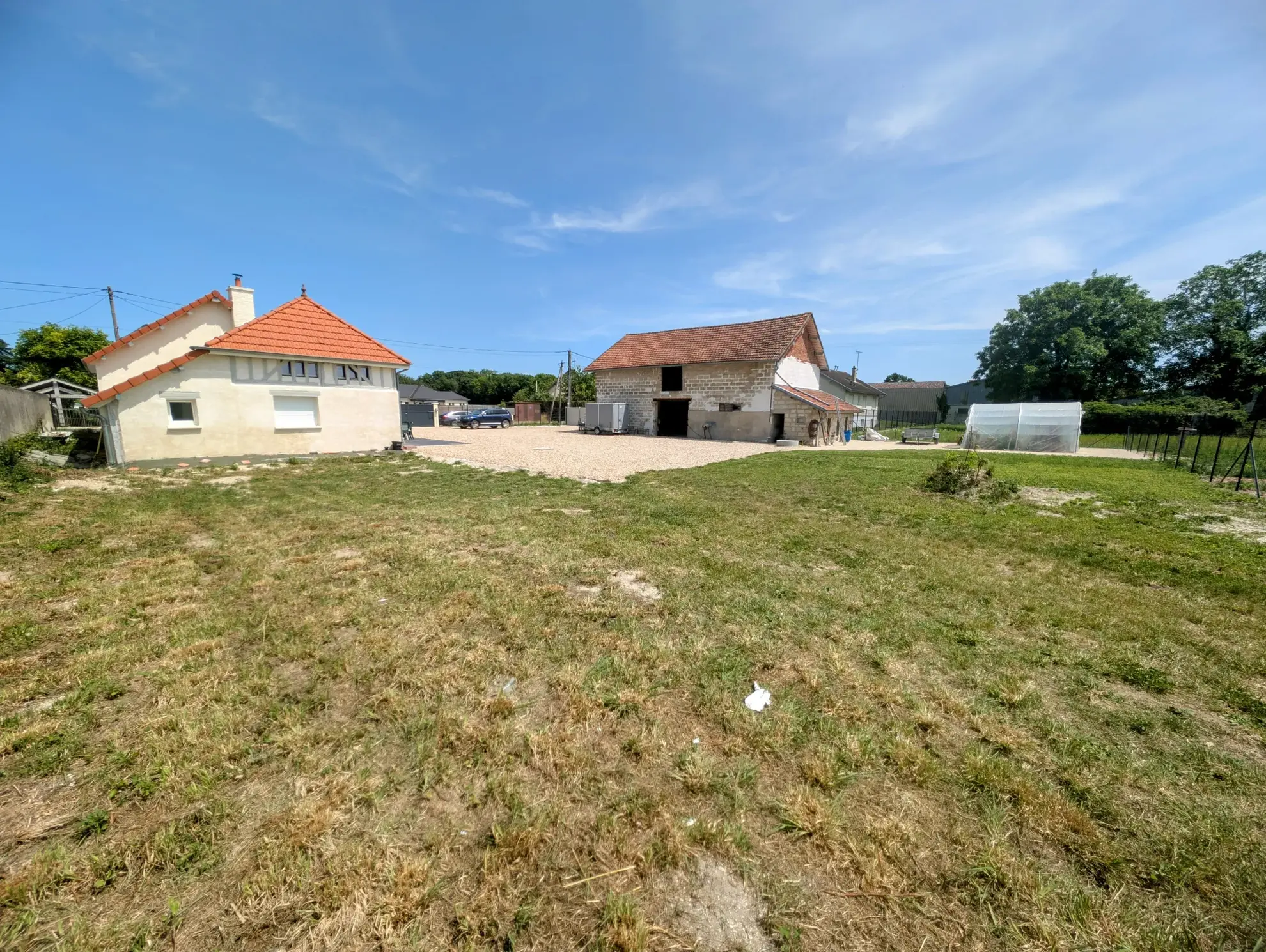 Maison rénovée de 204 m² avec 4 chambres et grand terrain à Charmont-sous-Barbuise 