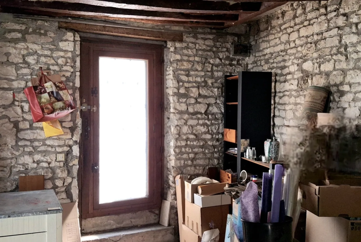 Maison ancienne de 160 m2 à rénover avec vue sur l’église à Aillant-sur-Tholon 
