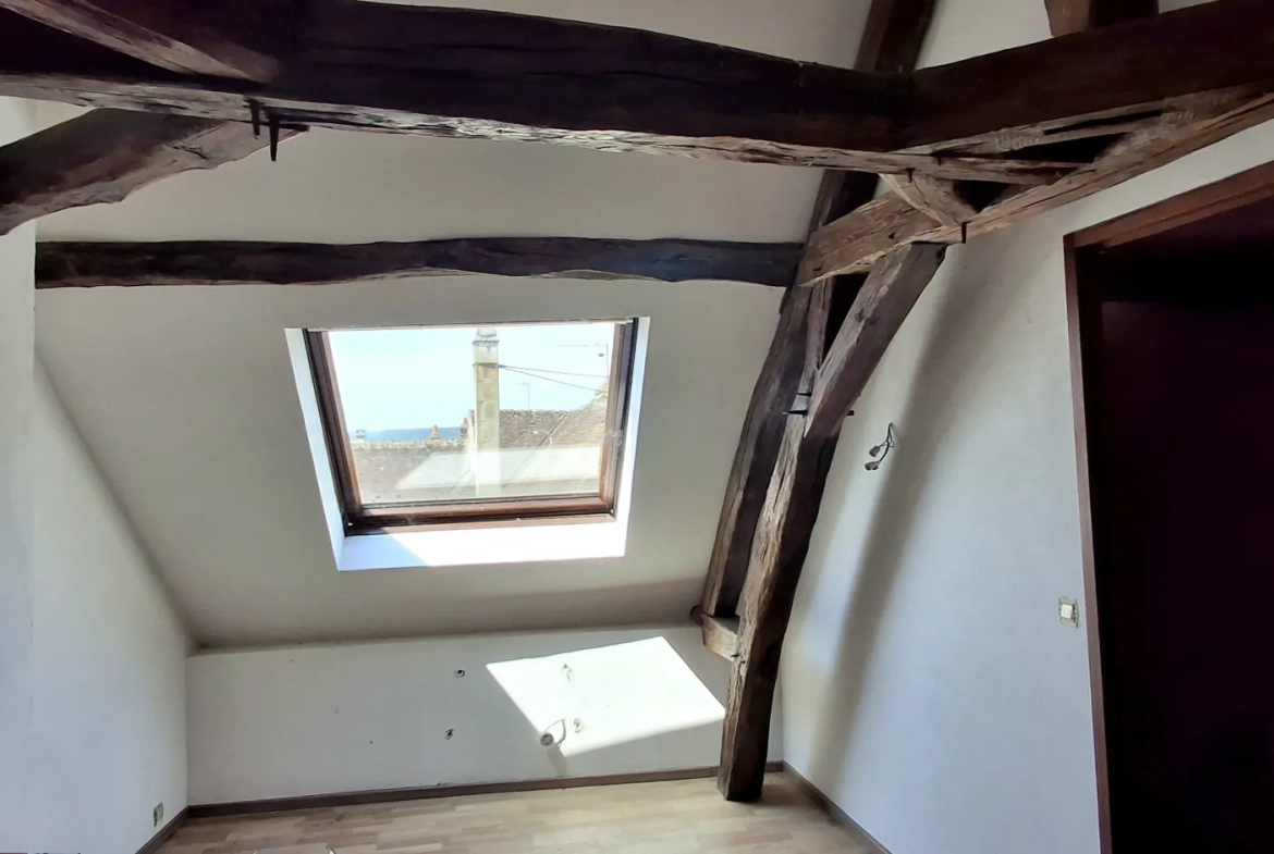 Maison ancienne de 160 m2 à rénover avec vue sur l’église à Aillant-sur-Tholon 