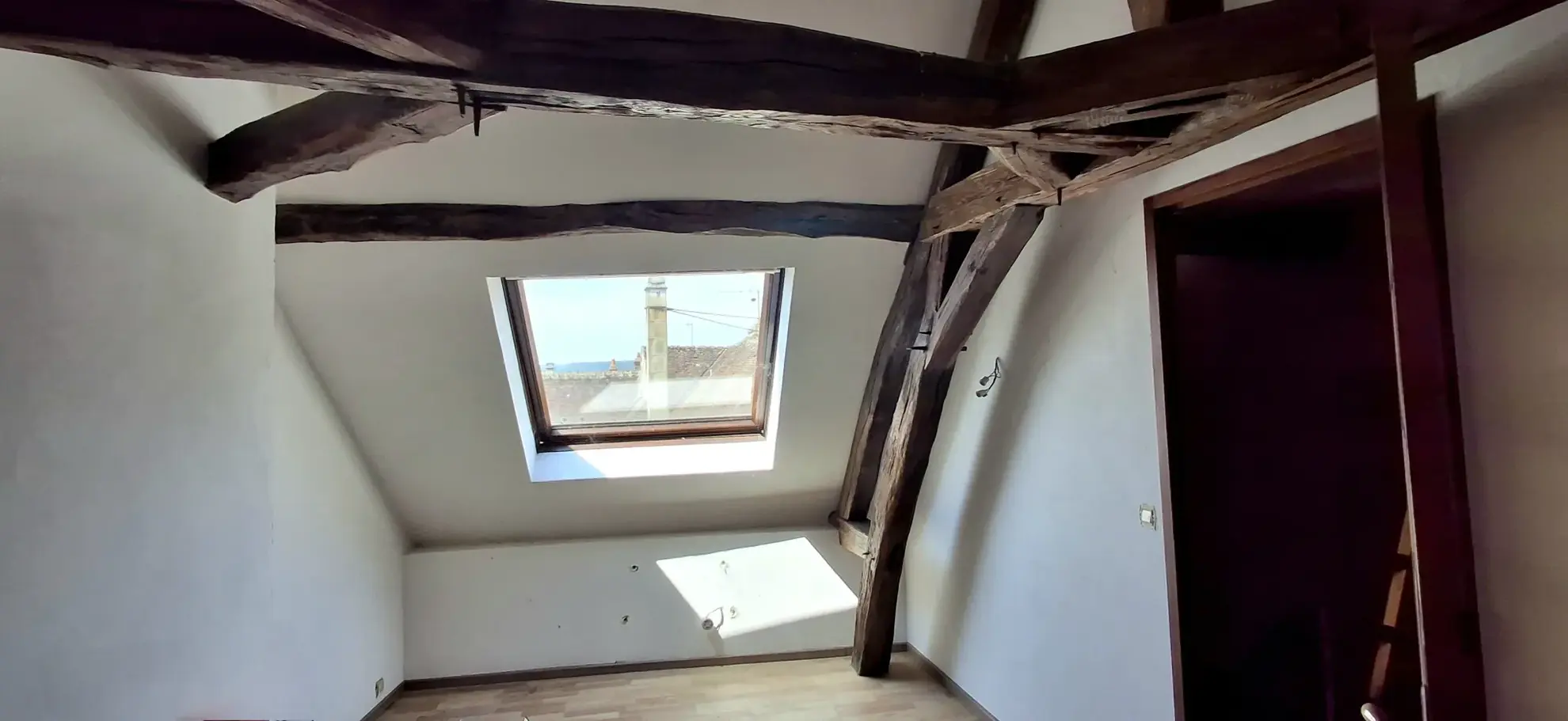 Maison ancienne de 160 m2 à rénover avec vue sur l’église à Aillant-sur-Tholon 