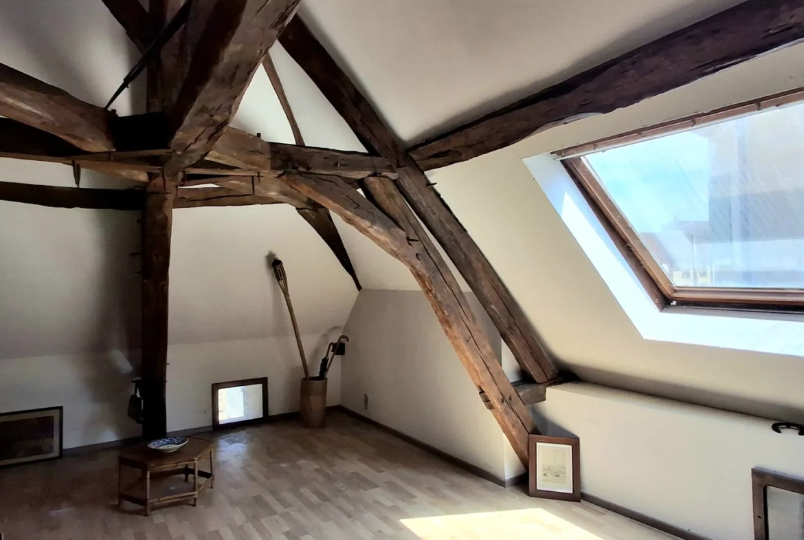 Maison ancienne de 160 m2 à rénover avec vue sur l’église à Aillant-sur-Tholon 
