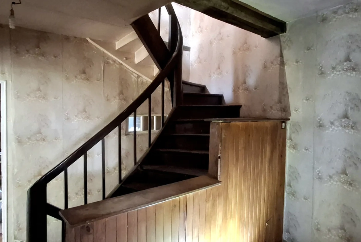 Maison ancienne de 160 m2 à rénover avec vue sur l’église à Aillant-sur-Tholon 