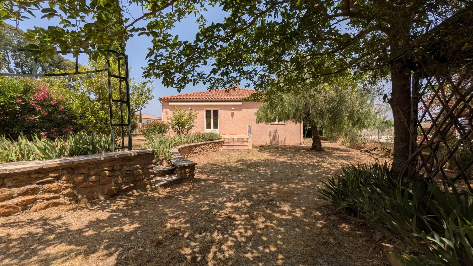 Villa de plain-pied avec jardin et vue sur les Albères à Sorede 