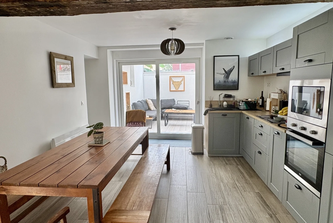 Maison de village rénovée avec 3 chambres et cour à Castets et Castillon 