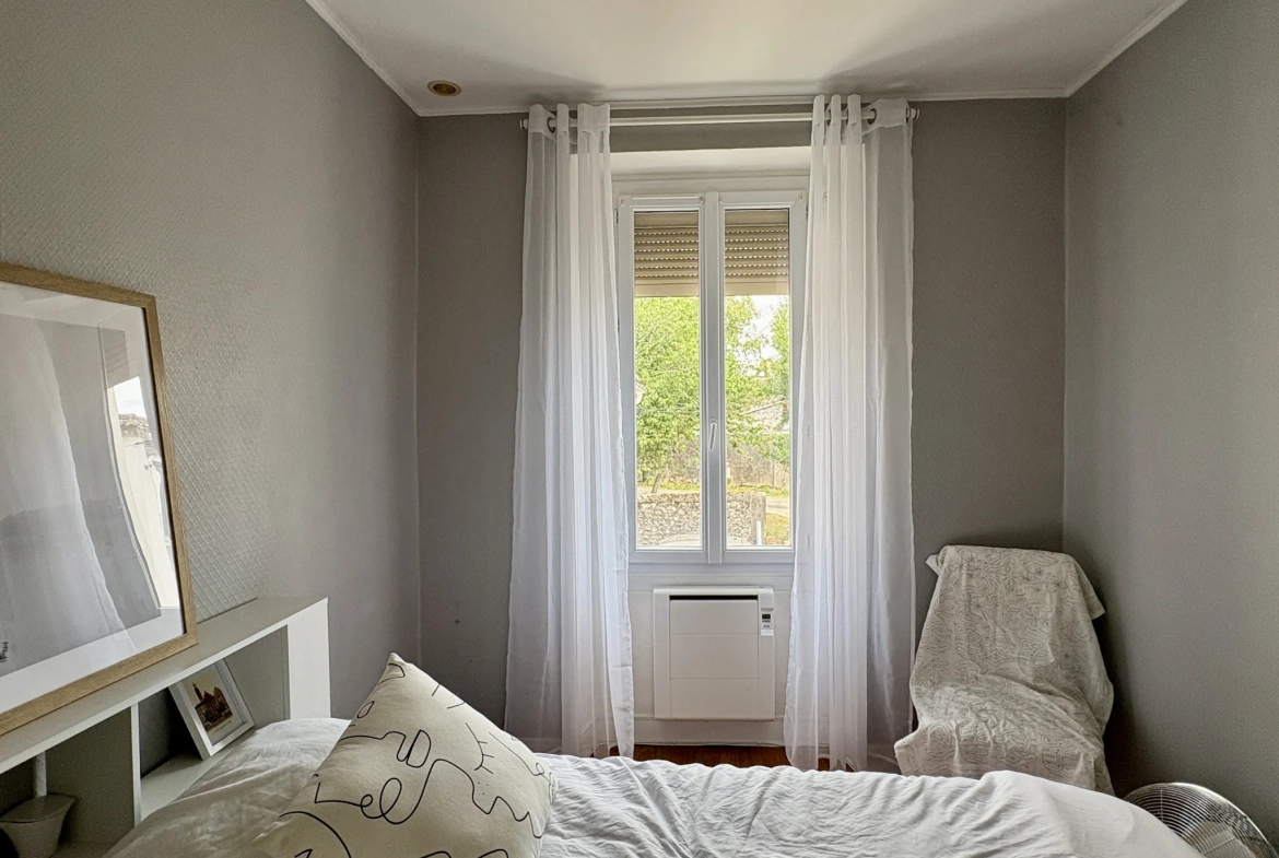 Maison de village rénovée avec 3 chambres et cour à Castets et Castillon 